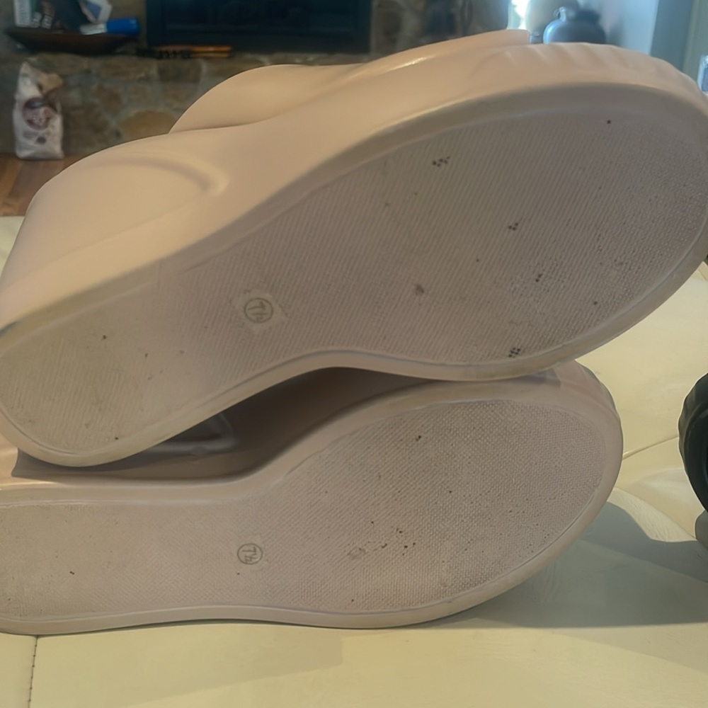 Like new, feather light, nude platform wedges - Picture 5 of 9